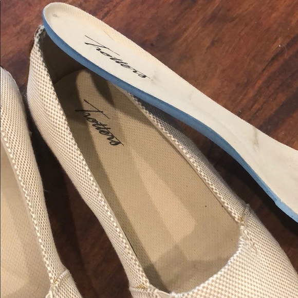 Trotters size 10.5 Wide tan flats - Picture 3 of 6
